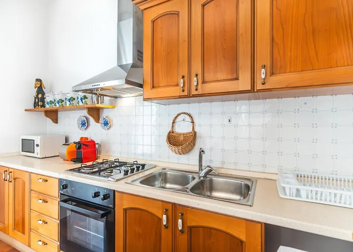 3 Bedroom 1 Bt Flat Balcony A/c Wi-fi Апартаменты *